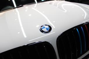 BMW X6 M アルピンホワイト ボンネット2