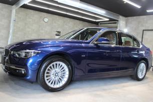 BMW 320d ラグジュアリー メディテラニアンブルー 左ドア