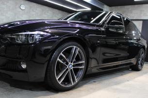 BMW 320i Mスポーツ ブラックサファイア 左フェンダー