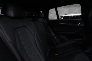 BMW X4 Mコンペティション リアシート