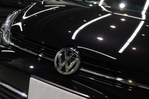 フォルクスワーゲン ゴルフ ディープブラックパールエフェクト ボンネット