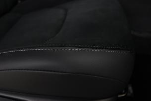 トヨタ GRヤリス プラチナホワイトパールマイカ シートコーティング 運転席座面